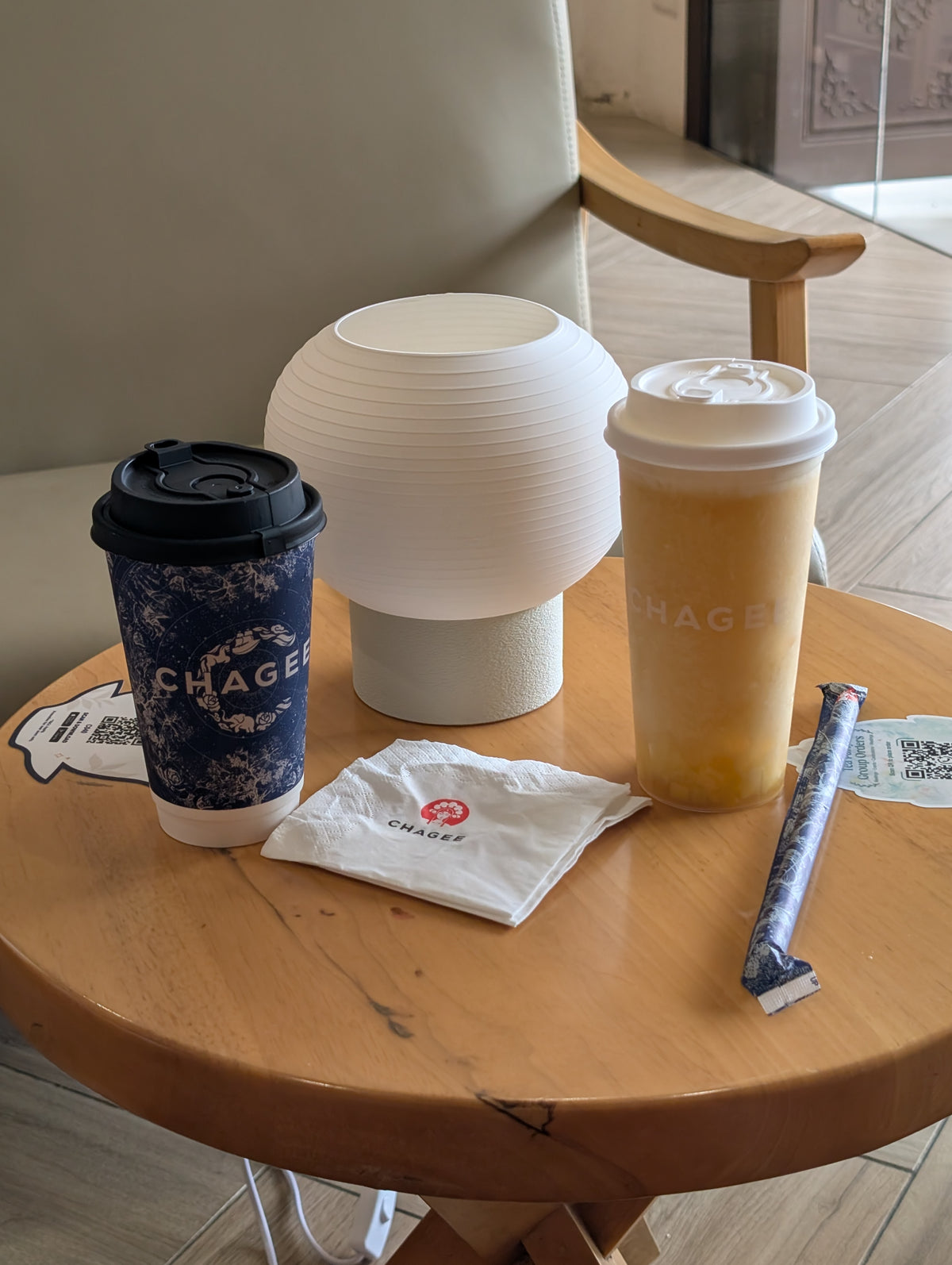 KAMI on a cafe table between two drinks